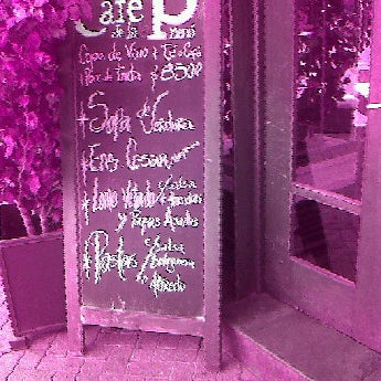 รูปภาพถ่ายที่ Café de la P โดย Ivan U. เมื่อ 11/20/2011