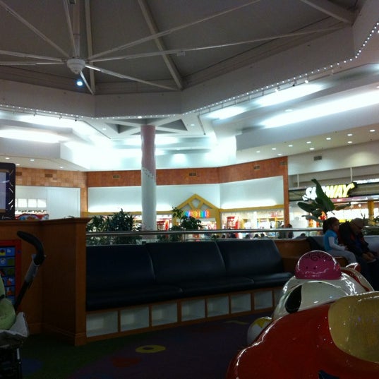 รูปภาพถ่ายที่ Sunland Park Mall โดย Manuel P. เมื่อ 12/22/2011