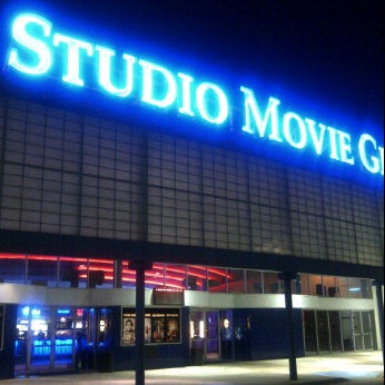 11/18/2011에 Starr G.님이 Studio Movie Grill Lewisville에서 찍은 사진