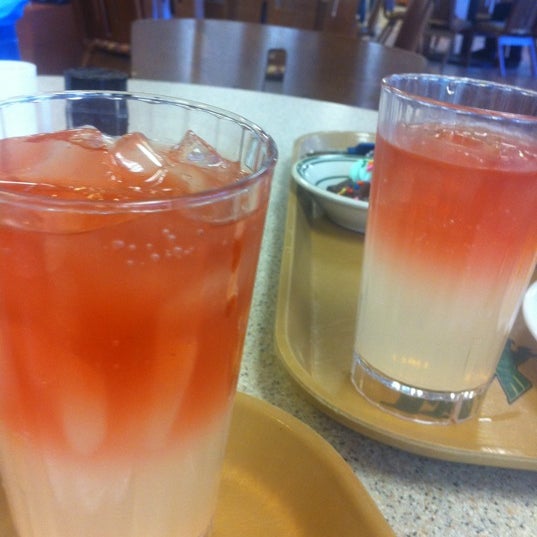 Half lemonade half strawberry kiwi water. Try it! It's delicious!!!!