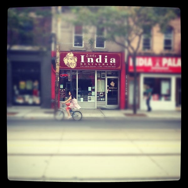 Foto tirada no(a) Little India Restaurant por Sam L. em 8/5/2012