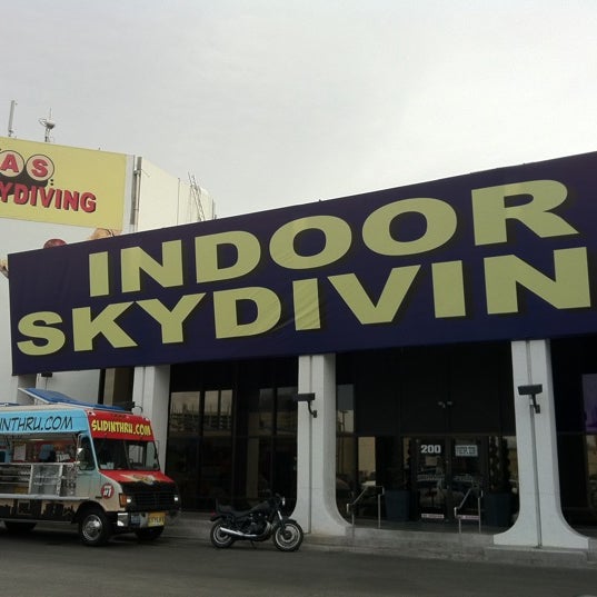 Foto diambil di Vegas Indoor Skydiving oleh Kristine R. pada 4/2/2011