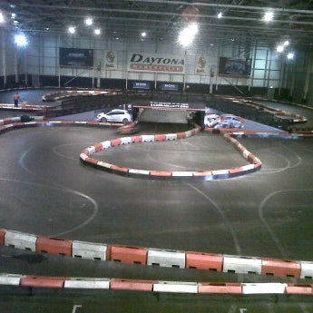 Foto tirada no(a) Daytona Indoor Karting por jose antonio c. em 3/23/2012