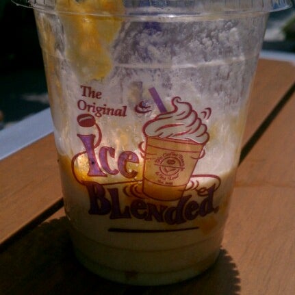 Photo taken at The Coffee Bean &amp; Tea Leaf by Lauren H. on 7/30/2012