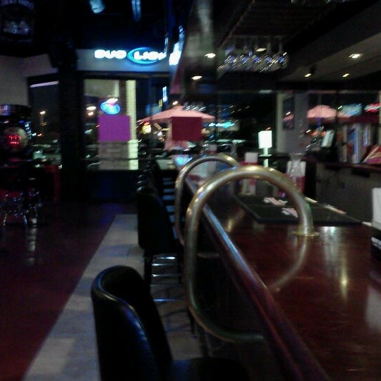 Photo prise au Sharky&#39;s Bar &amp; Grill par Phillip S. le9/13/2012