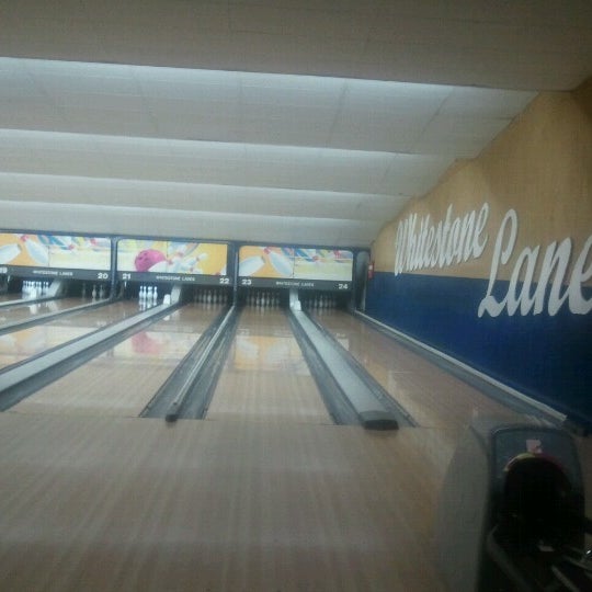 Foto scattata a Whitestone Lanes Bowling Centers da Sabrina P. il 8/16/2012