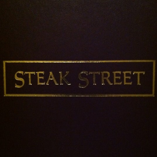รูปภาพถ่ายที่ Steak Street โดย Mark C. เมื่อ 5/22/2012