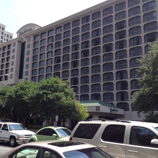 รูปภาพถ่ายที่ Radisson Hotel &amp; Suites Austin Downtown โดย Yuki B. เมื่อ 5/5/2012