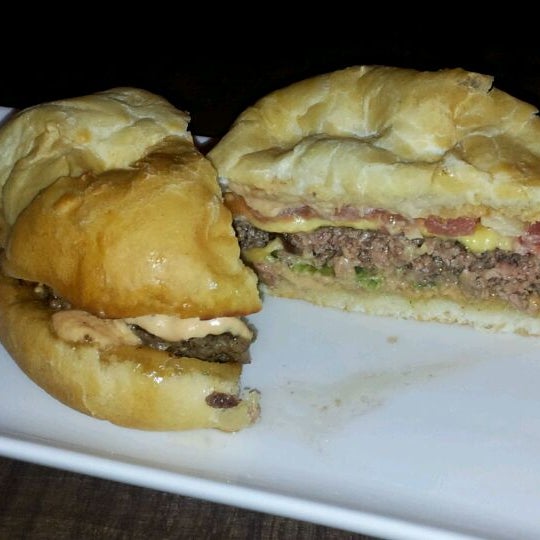 Das Foto wurde bei Burger House von ED am 4/7/2012 aufgenommen