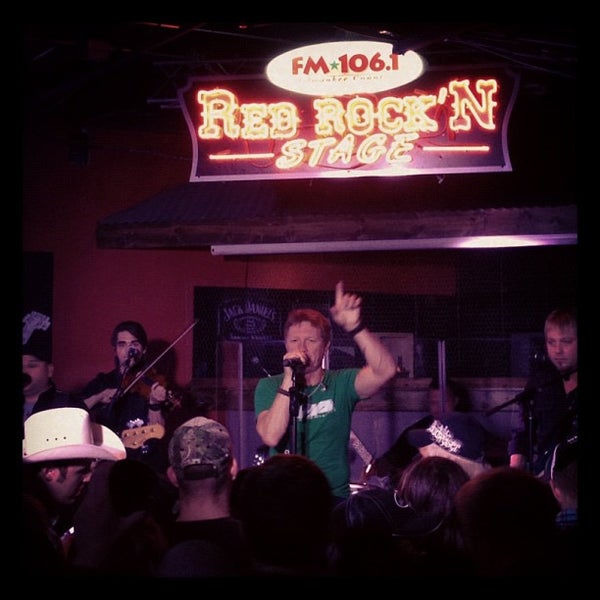 รูปภาพถ่ายที่ Red Rock Saloon โดย B H. เมื่อ 4/25/2012