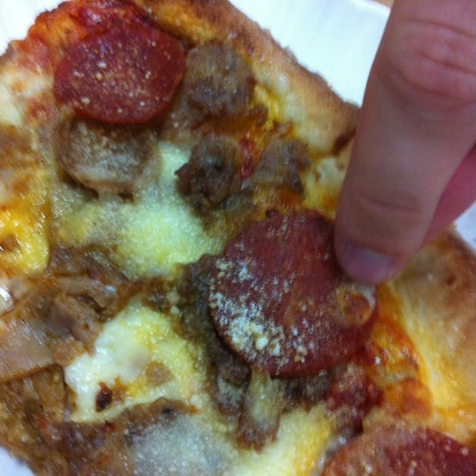 Foto scattata a Famous Original Ray&#39;s Pizza da Phil A. il 7/7/2012