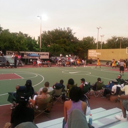 Barry Farms Rec Center Courts Barry Farm'da Basketbol Sahası
