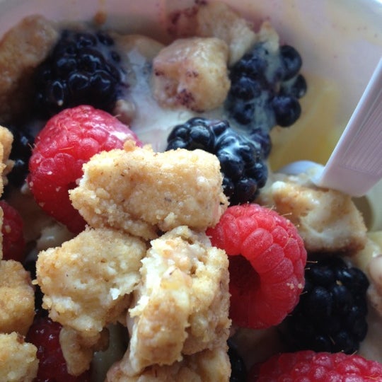 Foto tomada en Fruttela Frozen Yogurt  por Lindsay B. el 7/8/2012