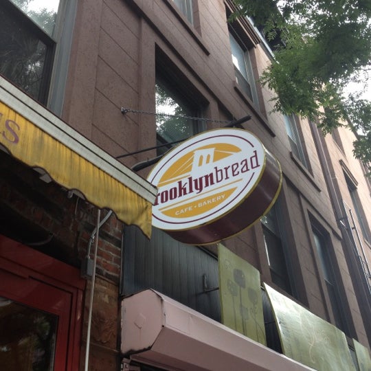 6/15/2012 tarihinde J Crowleyziyaretçi tarafından Brooklyn Bread Cafe'de çekilen fotoğraf
