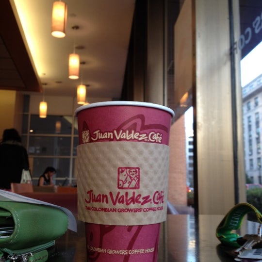Foto tirada no(a) Juan Valdez Cafe por Erika S. em 2/27/2012