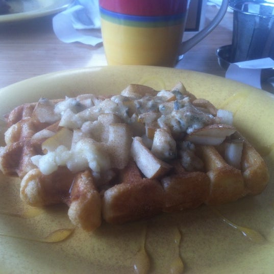 Снимок сделан в Off The Waffle пользователем Natalie T. 3/28/2012