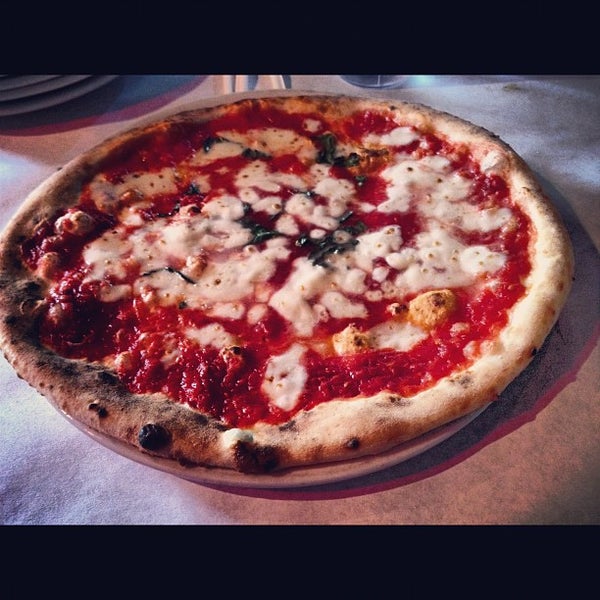 Снимок сделан в Bella Napoli Pizzeria пользователем Robb H. 9/8/2012