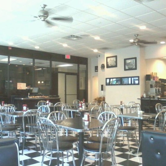 Foto tirada no(a) Pearl Sreet Diner por Dan B. em 11/5/2011