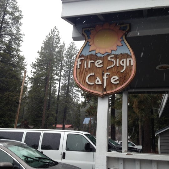 Foto tirada no(a) Fire Sign Cafe por Korey S. em 4/26/2012