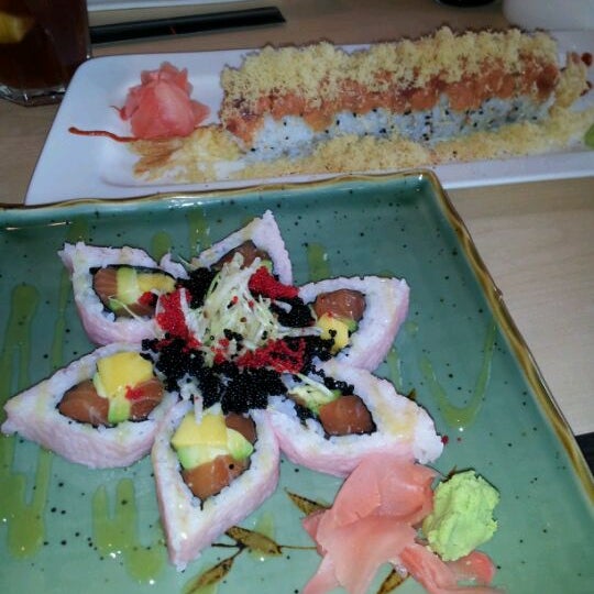 Foto tirada no(a) Sushi Oishii por Melissa H. em 2/15/2012