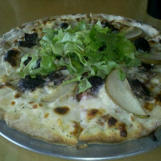 รูปภาพถ่ายที่ Gusto Pizza Co. โดย Justin S. เมื่อ 12/1/2011