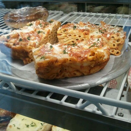 Снимок сделан в Primo Pizza 84 пользователем John Z. 1/5/2012