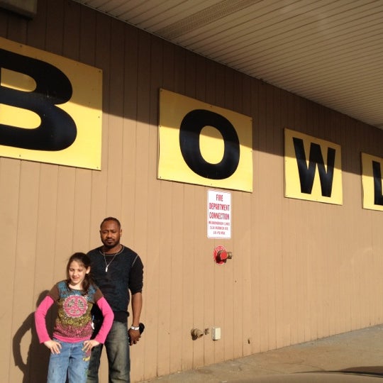 Meadowbrook Lanes Warwick'de Bowling Salonu
