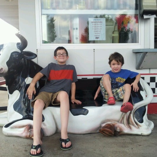 Снимок сделан в Nathan&#39;s Dairy Bar пользователем Nicole A. 7/16/2012