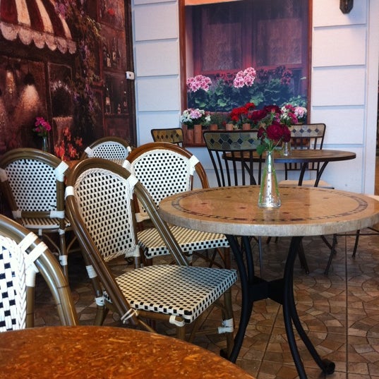 รูปภาพถ่ายที่ Café Flora โดย Marina B. เมื่อ 7/22/2011