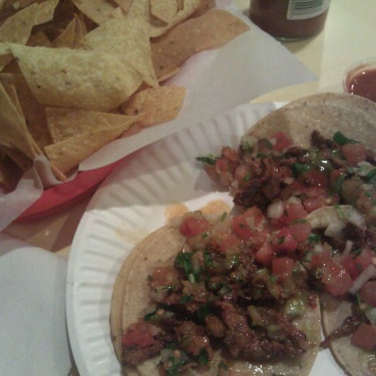 รูปภาพถ่ายที่ Tacos Uruapan โดย Sonnia K. เมื่อ 2/22/2012