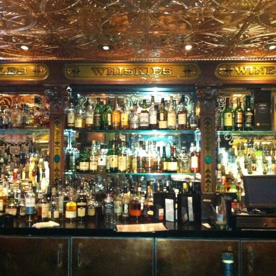 6/30/2012 tarihinde Alex R.ziyaretçi tarafından Quinn&#39;s Steakhouse &amp; Bar'de çekilen fotoğraf