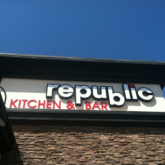 9/4/2012 tarihinde David W.ziyaretçi tarafından Republic Kitchen &amp; Bar'de çekilen fotoğraf