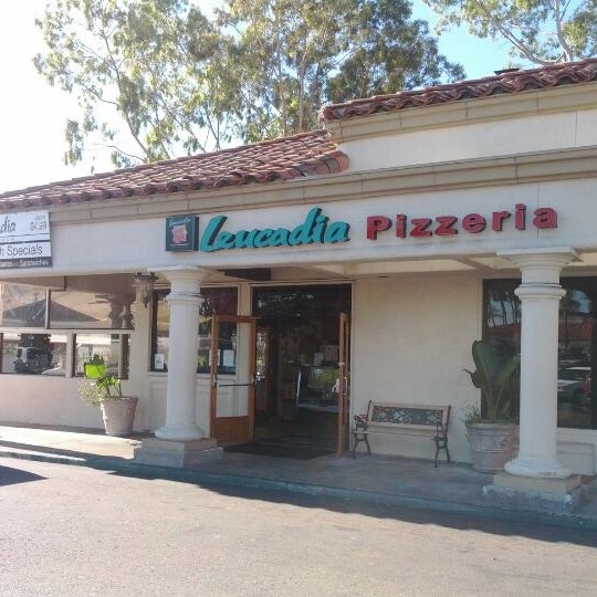 Foto tomada en Leucadia Pizzeria &amp; Italian Restaurant  por Michael P. el 12/29/2011