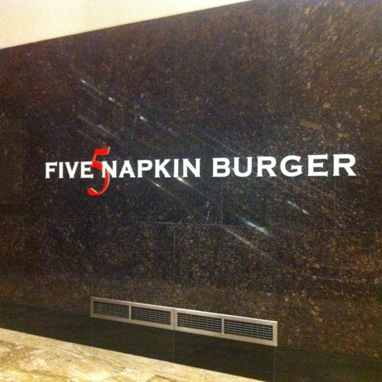 2/11/2012 tarihinde Paul H.ziyaretçi tarafından 5 Napkin Burger'de çekilen fotoğraf