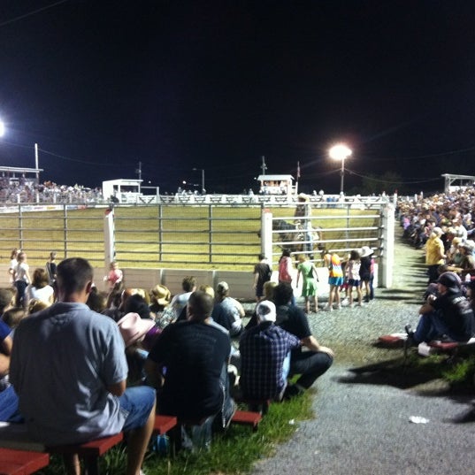 รูปภาพถ่ายที่ Cowtown Rodeo โดย Nikki Q. เมื่อ 9/4/2011