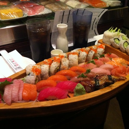 3/19/2012 tarihinde Rose F.ziyaretçi tarafından Sushi King'de çekilen fotoğraf