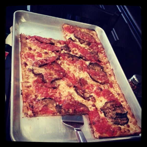 รูปภาพถ่ายที่ Antika Restaurant &amp; Pizzeria โดย Yaser เมื่อ 8/22/2012
