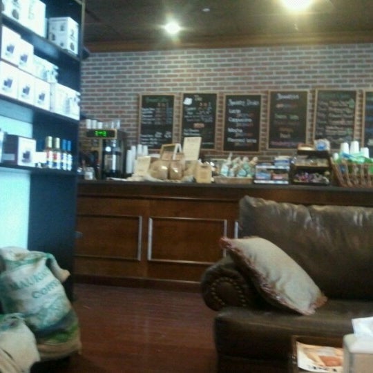 6/20/2012 tarihinde Jaron F.ziyaretçi tarafından Roast Coffee &amp; Tea Trading Company'de çekilen fotoğraf
