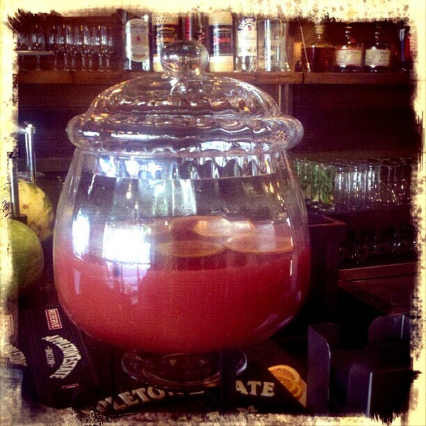 Foto diambil di Rum Bar at The Breadfruit oleh Jim D. pada 7/6/2012