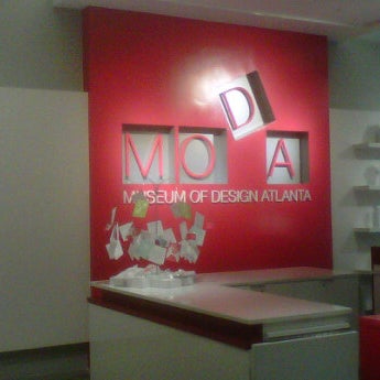 Foto diambil di Museum of Design Atlanta (MODA) oleh Keshawn H. pada 11/16/2011