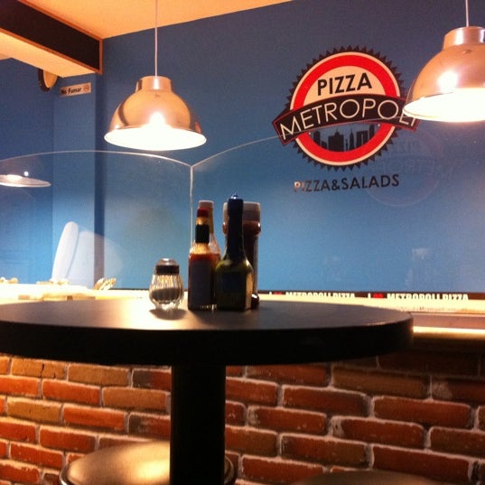 10/8/2011 tarihinde Aaron W.ziyaretçi tarafından Pizza Metropoli'de çekilen fotoğraf