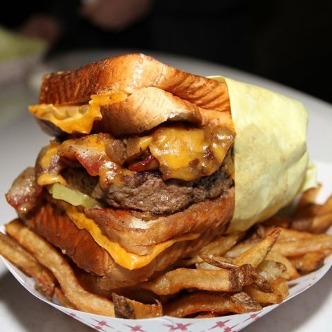 Снимок сделан в Grill &#39;Em All Truck пользователем Burger J. 2/6/2011