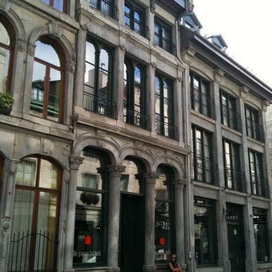 รูปภาพถ่ายที่ Le Petit Hôtel โดย Ron เมื่อ 7/31/2011