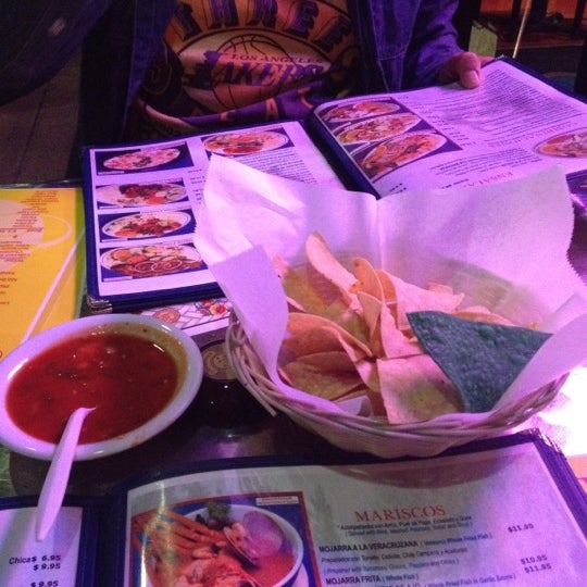 Das Foto wurde bei Ensenada Restaurant and Bar von Lauren U. am 1/13/2012 aufgenommen