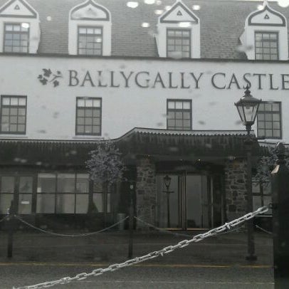 รูปภาพถ่ายที่ Ballygally Castle Hotel โดย Simon C. เมื่อ 11/25/2011