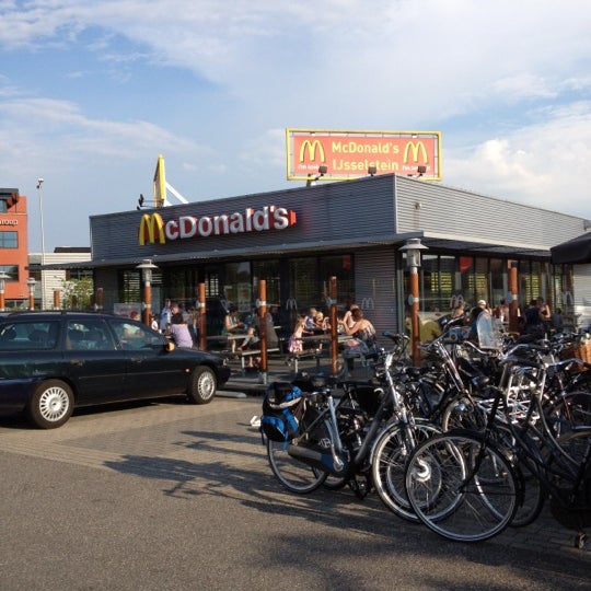 รูปภาพถ่ายที่ McDonald&#39;s โดย Stieneke T. เมื่อ 5/27/2012