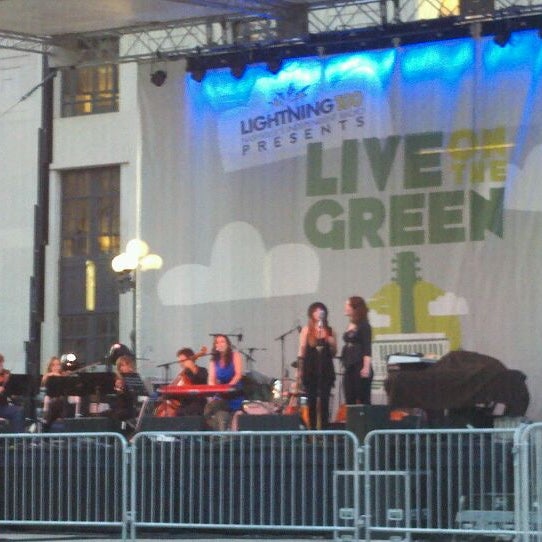 รูปภาพถ่ายที่ Live On The Green Music Festival โดย Leland (. เมื่อ 10/6/2011