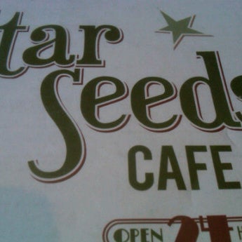 Das Foto wurde bei Star Seeds Cafe von Kiersten A. am 4/21/2012 aufgenommen