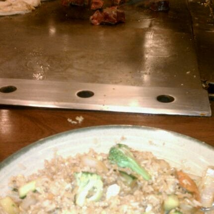 Снимок сделан в Sakura Japanese Steak, Seafood House &amp; Sushi Bar пользователем Stacy S. 9/16/2011