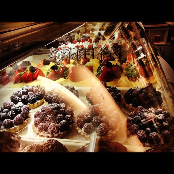 Снимок сделан в Palermo&#39;s Bakery пользователем Henry S. 2/11/2012